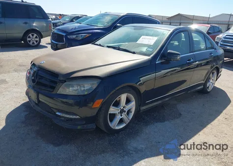 2011 Mercedes-Benz C 300 Luxury/Sport z USA, uszkodzony, nr VIN WDDGF5EB5BA468653